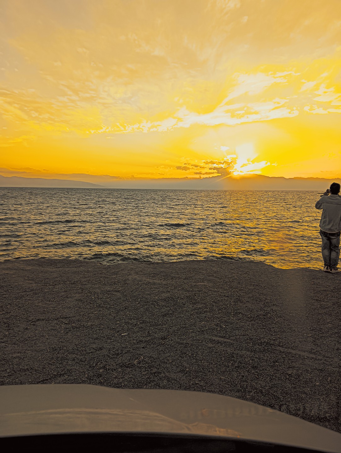 "此刻,我站在沙滩上,凝望这片被夕阳染成金色的海洋,耳边响起的是海浪