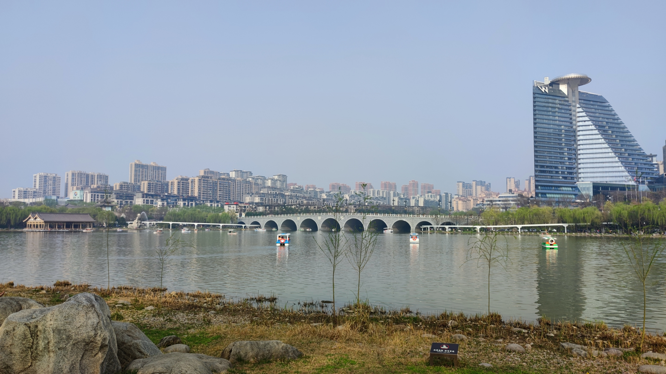 昨天下午去西安曲江南湖散步,路过曲江翠竹园小区,发现两位老人抱着