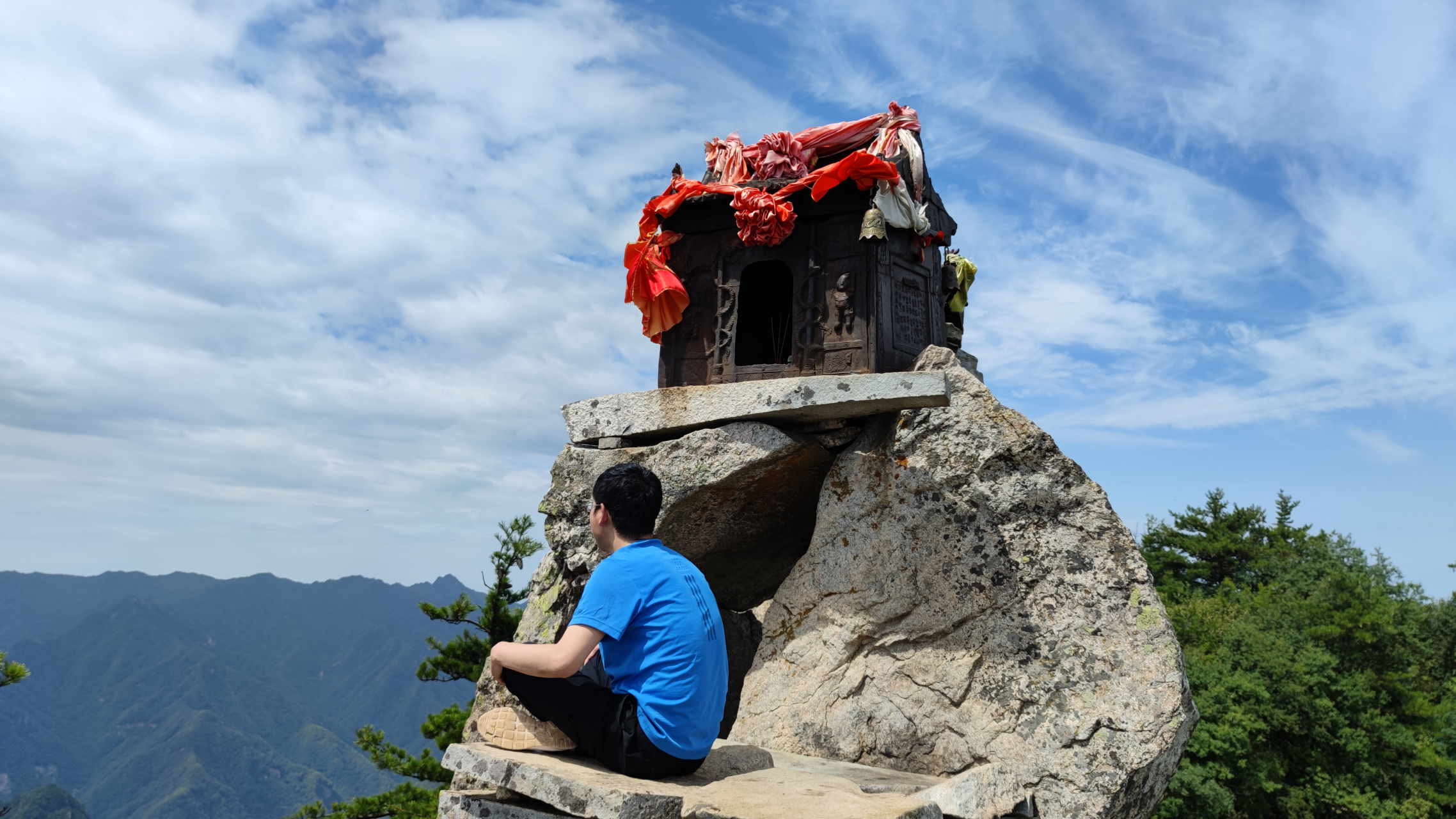 终南第一峰太兴山,位于西安长安杨庄秦岭库峪里,海拔2340米,相传真武