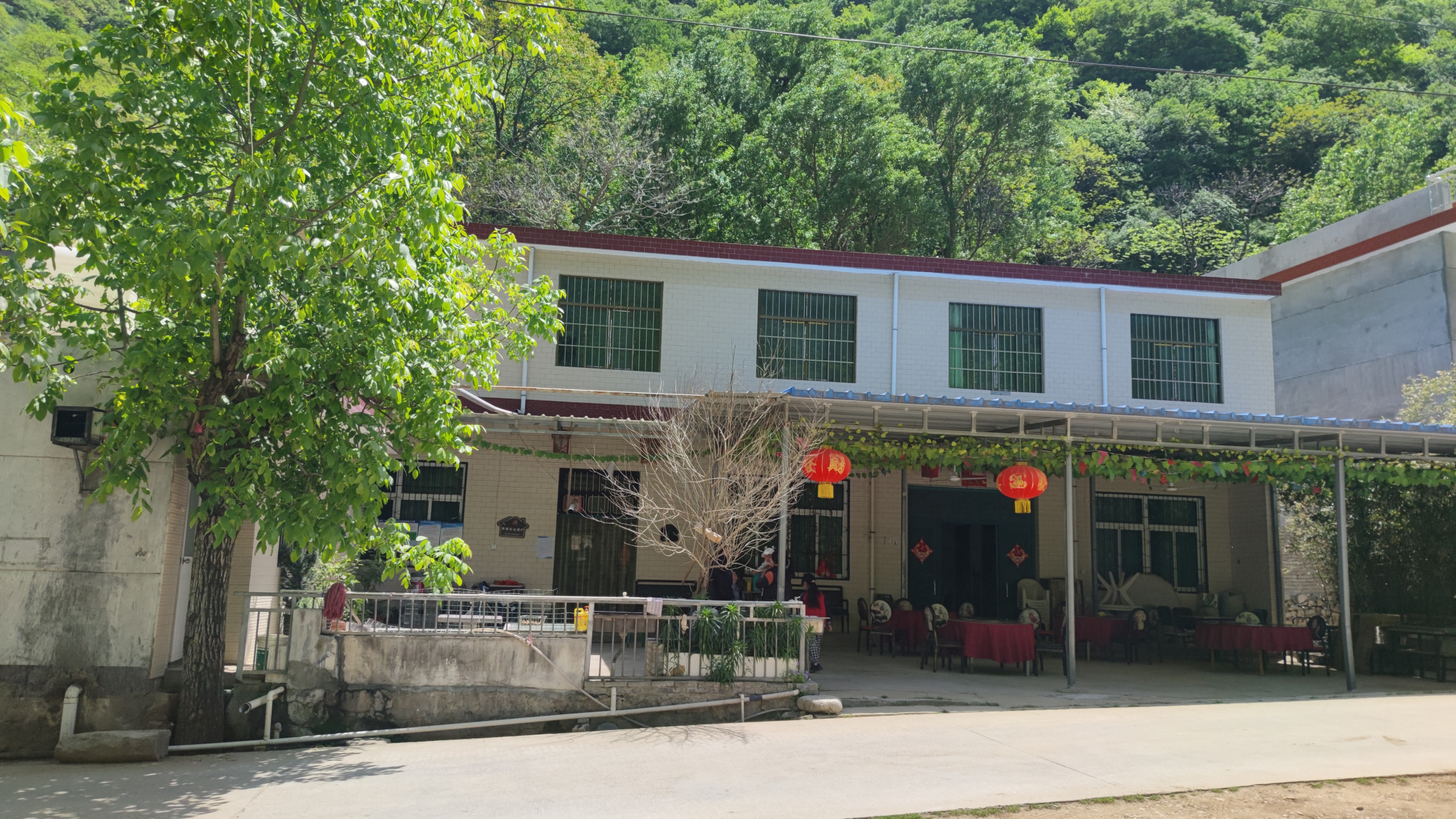 小城奇旅记# 终南山院子,门前有河,屋后是山,两层十几间房子,门口