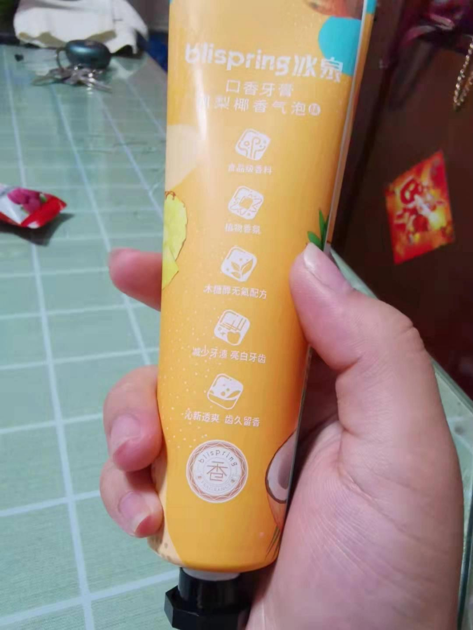 冰泉凤梨椰香气泡口香牙膏 外观包装很好看,牙膏手感摸着也很舒服的