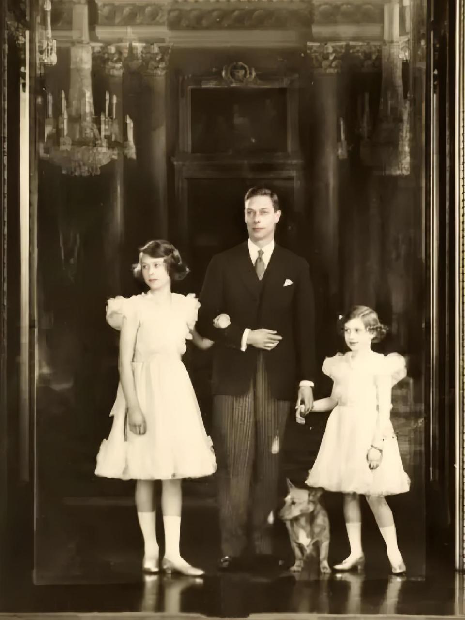 老照片——帅气的英国国王乔治六世和2个美丽如小仙女的宝贝女儿 一看