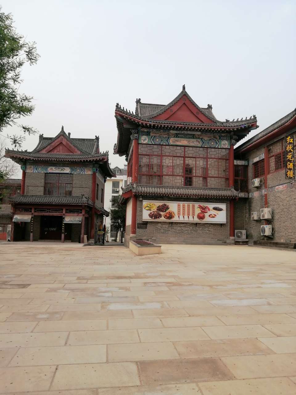 旱码头的建筑还是挺有韵味的,古色古香