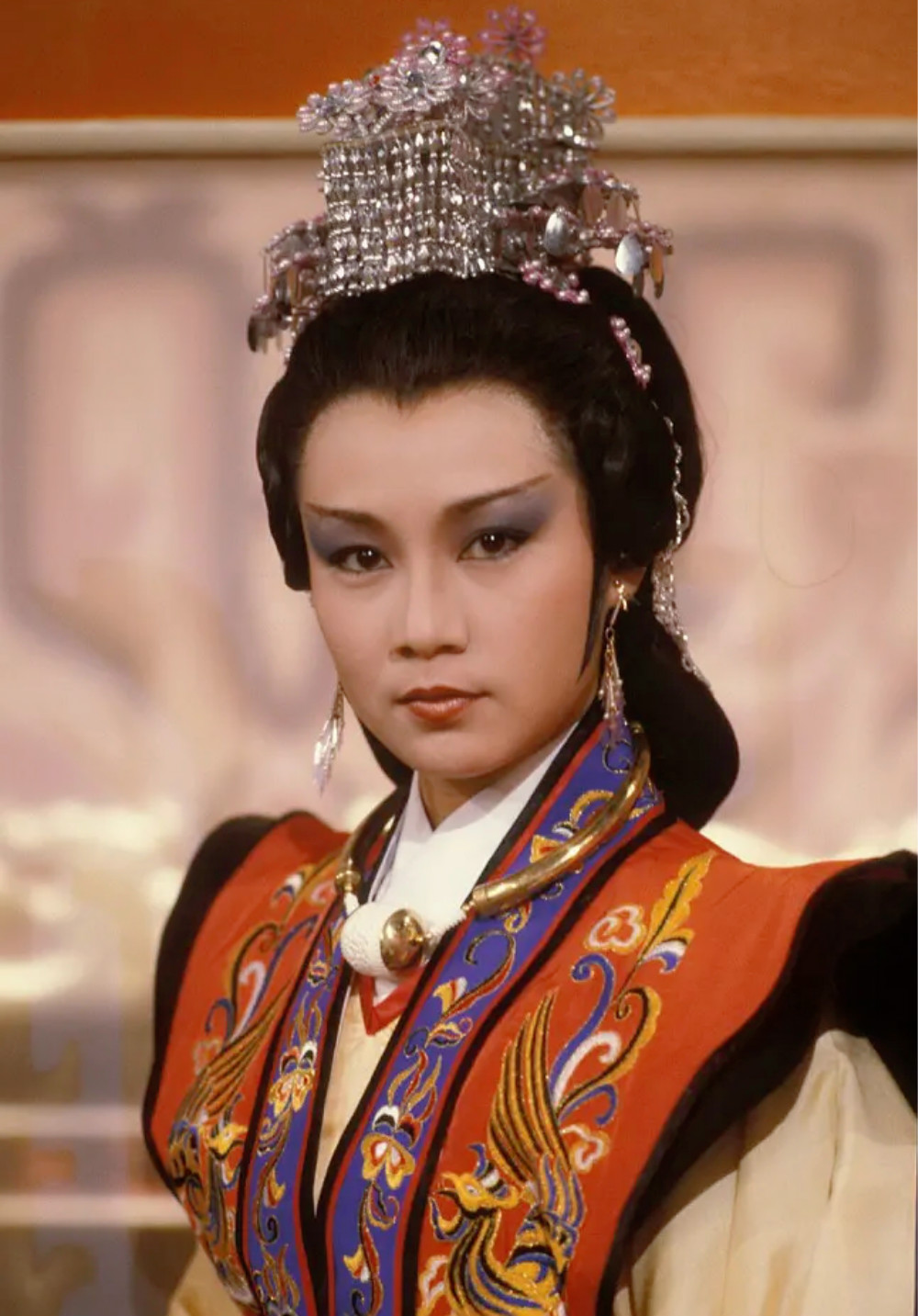 已故港星欧阳佩珊的古装扮相甚是美丽动人灵动飘逸,标准的鹅蛋脸,最