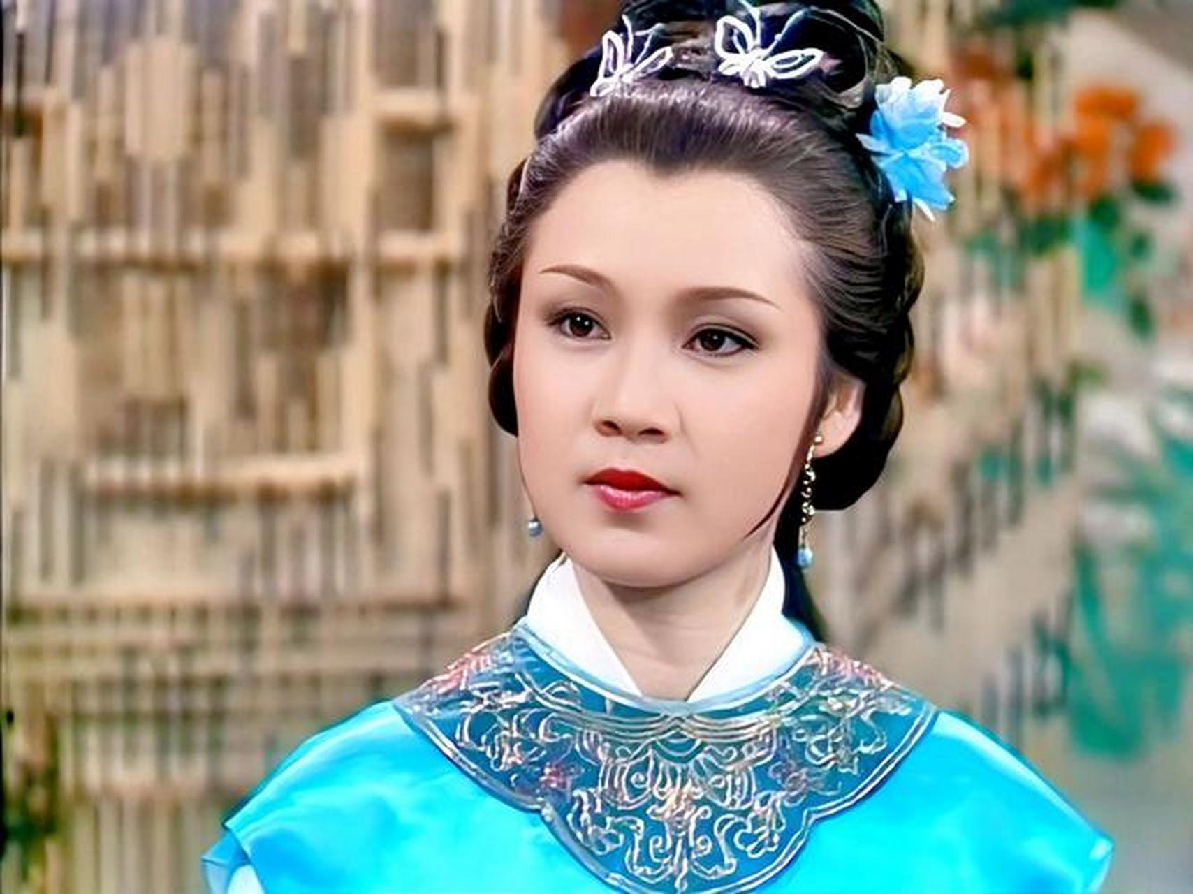 已故港星欧阳佩珊的古装扮相甚是美丽动人灵动飘逸,标准的鹅蛋脸,最