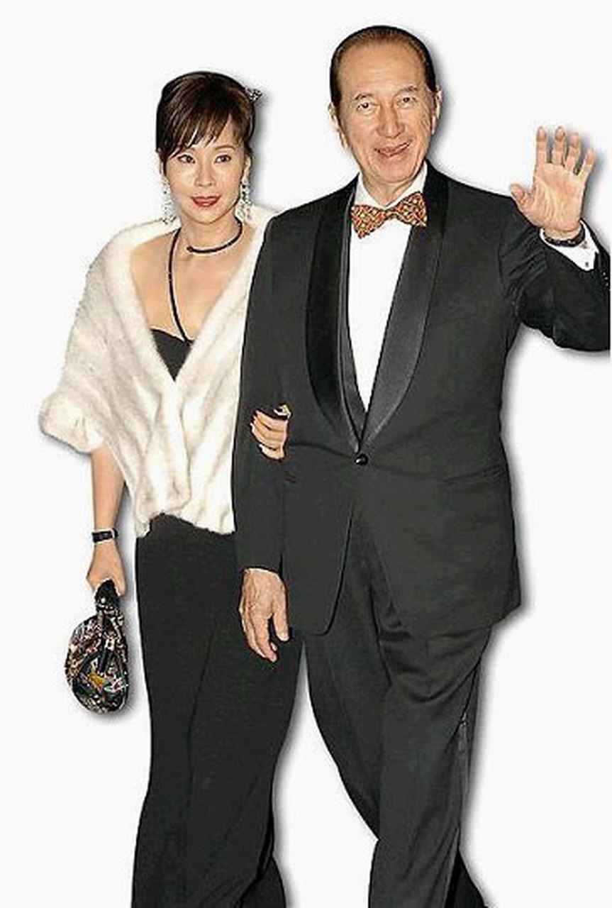 赌王和三太挺有夫妻相 都是身材修长 都是冗长脸面