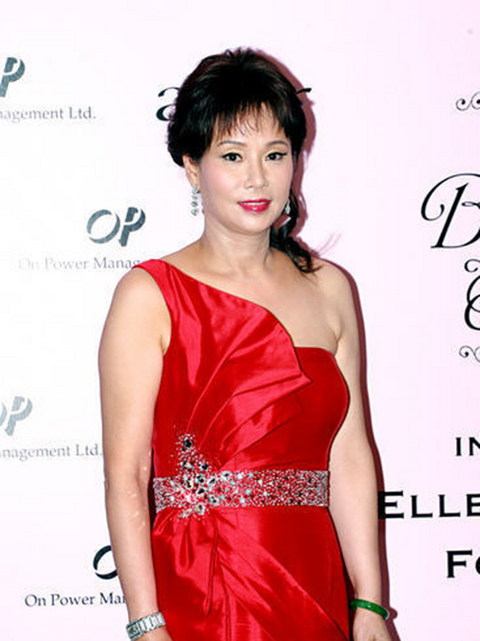 以赌王三太陈婉珍为例,说明同一个人 胖显矮,瘦显高 三太年轻时期中年