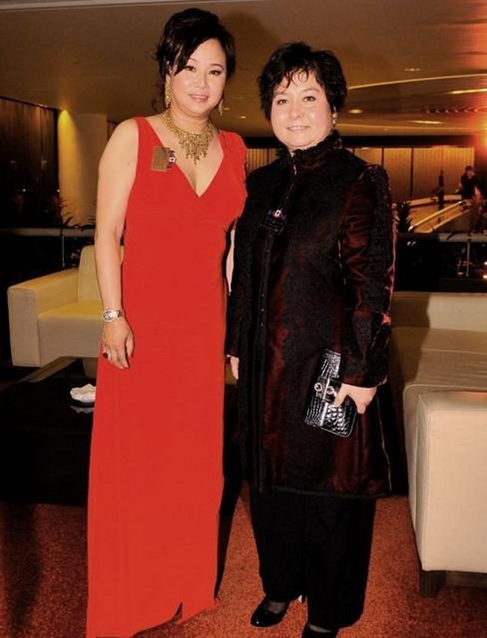 赌王三太陈婉珍好漂亮 比二太的三女儿何超蕸大十几岁 站在一起,看不