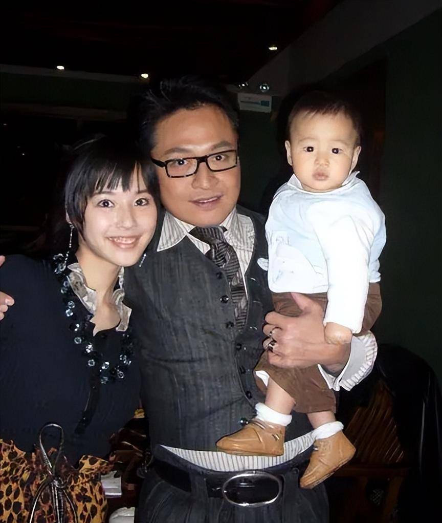 马景涛恢复单身后,近几年60岁左右的年龄又交了年轻貌美的女友!