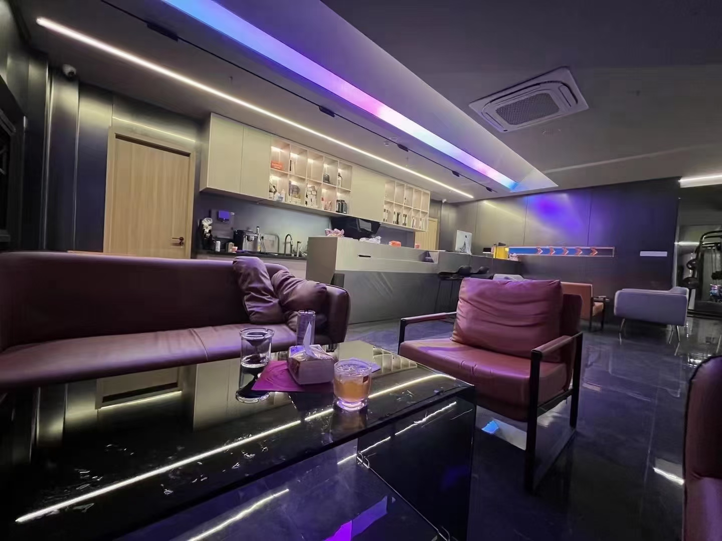 在这个过道里,灰色和白色是主宰一切的色彩.