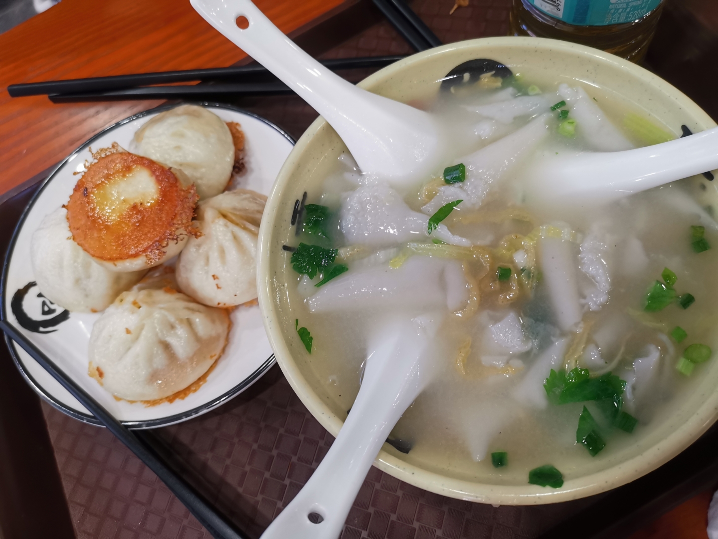 福州市美食之都,据说福州的鱼丸,线糊,煎包好吃,我们就打卡三坊四巷