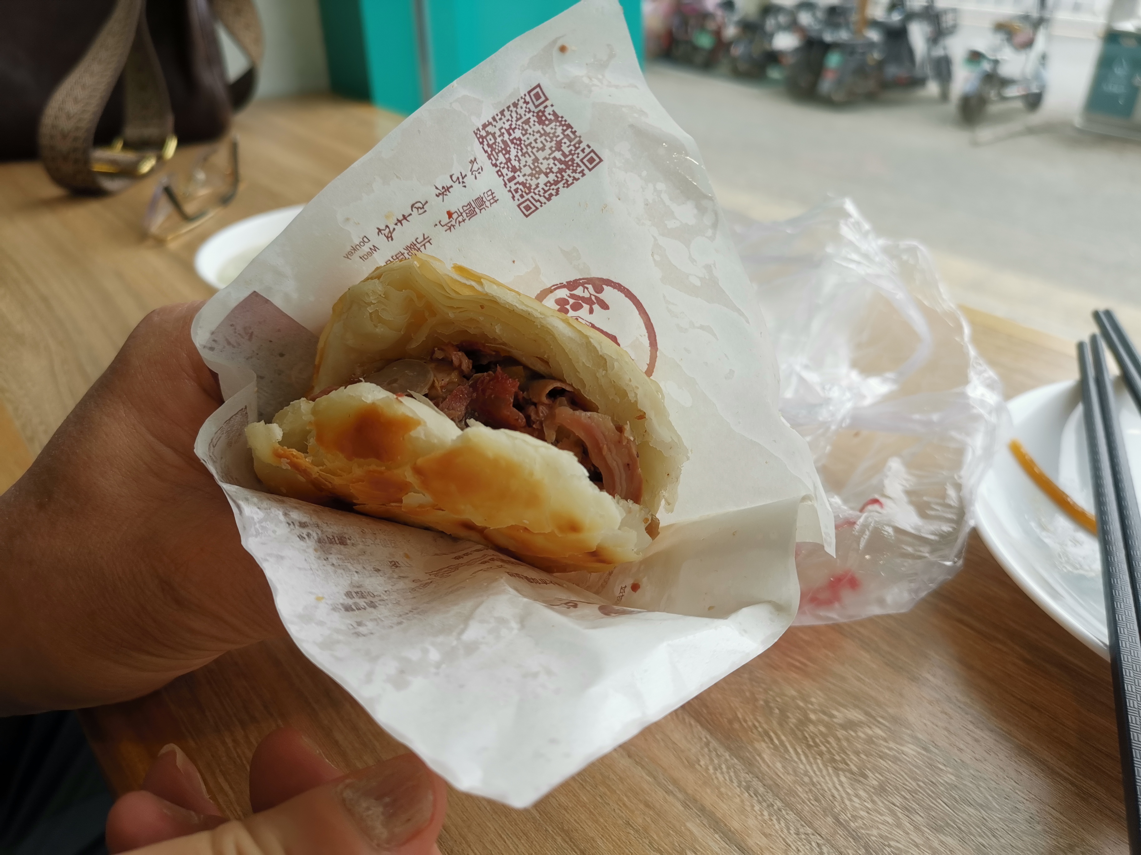 今天去吃大城驴肉火烧,果然是色泽鲜嫩,肉香而不柴,香味绵长和酥软适