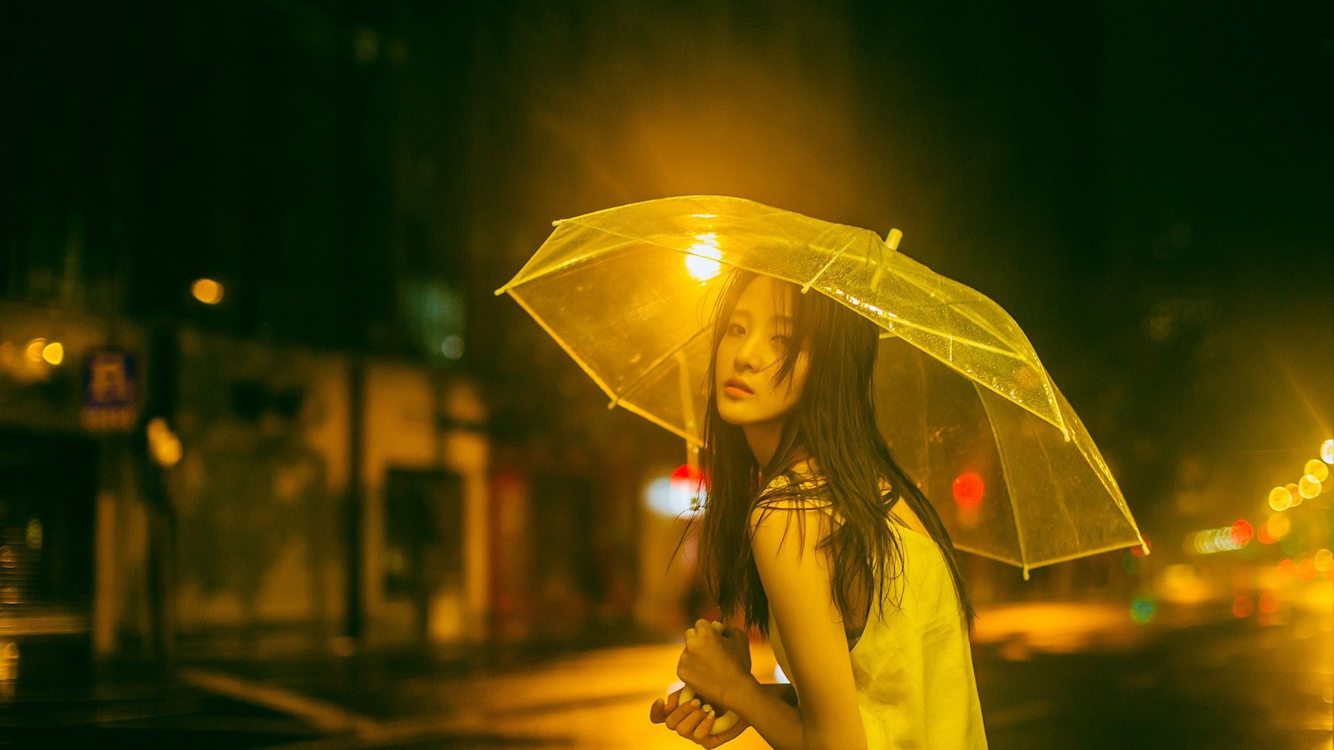 孤独和寂寞 伤感雨中女孩通常是一个人