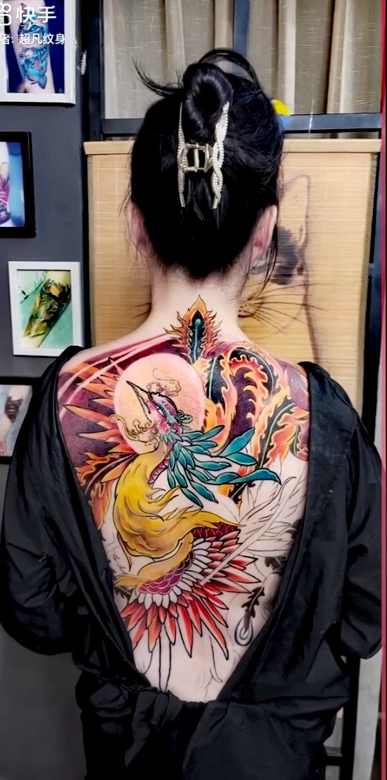 女生纹满背凤凰的寓意主要有以下几点: 1.