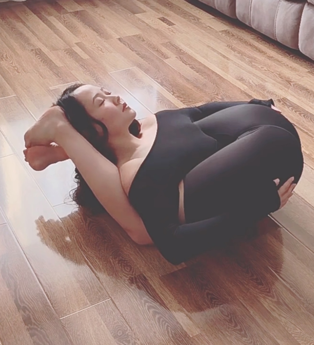 瑜伽小姐姐的高难度动作日常,拉伸放松,就是这么惬意!