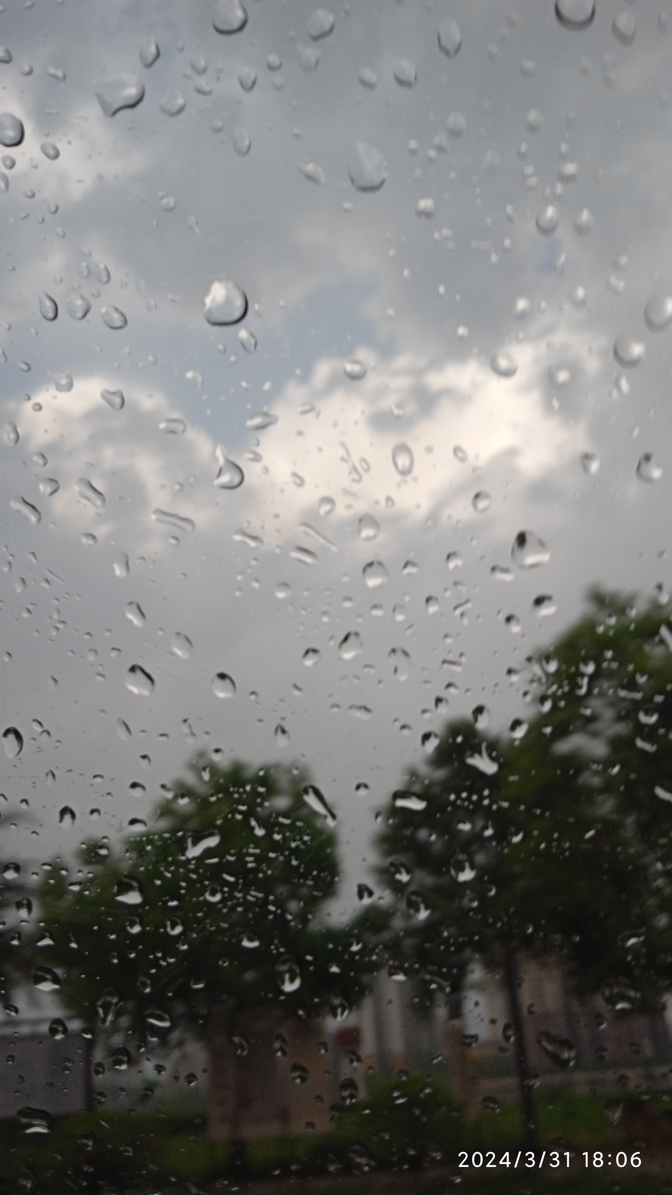 雨天窗外的世界9715  透过模糊的窗户,我看到了雨天的魔法95.