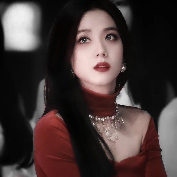 "红裙魅影,金智秀的绝美亮相!