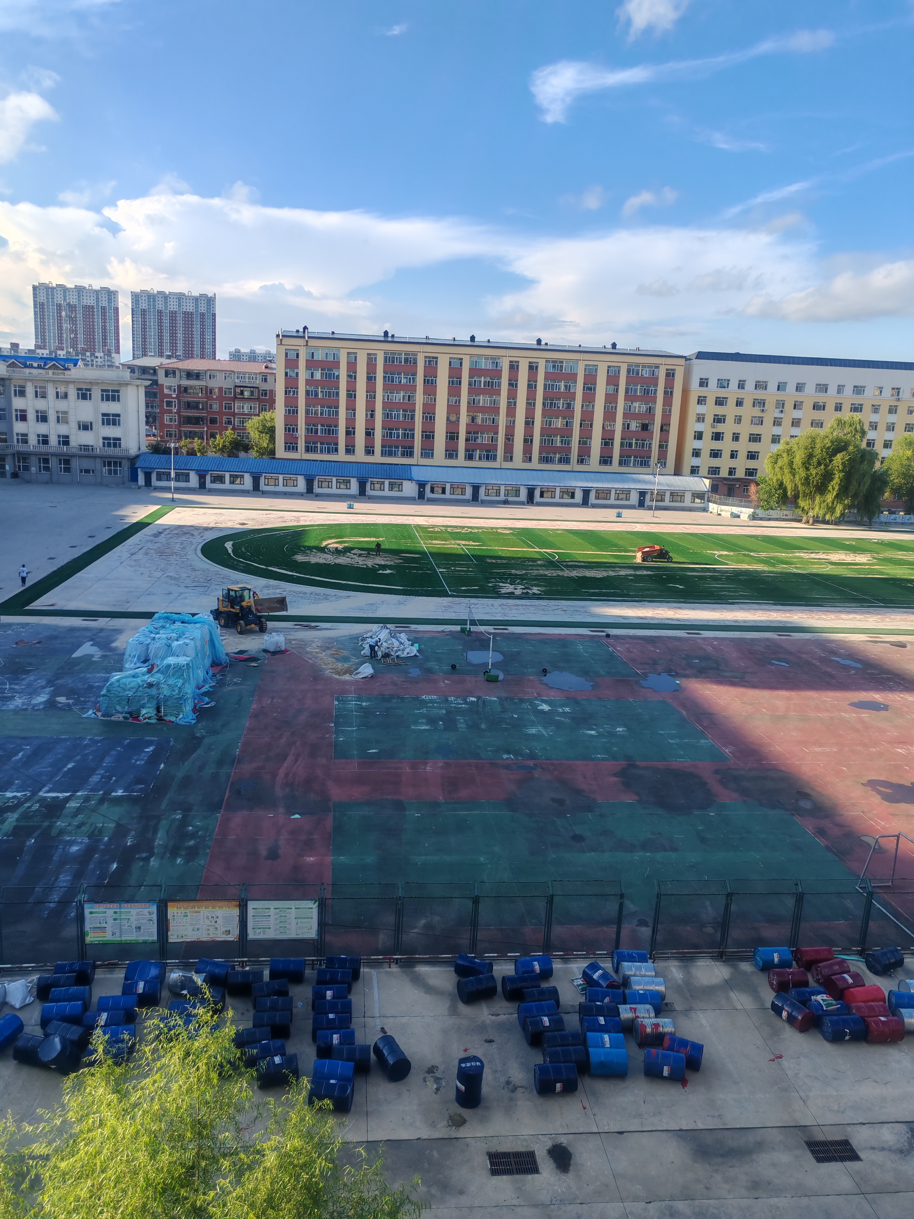 操场快修完了,孩子开学有个好环境