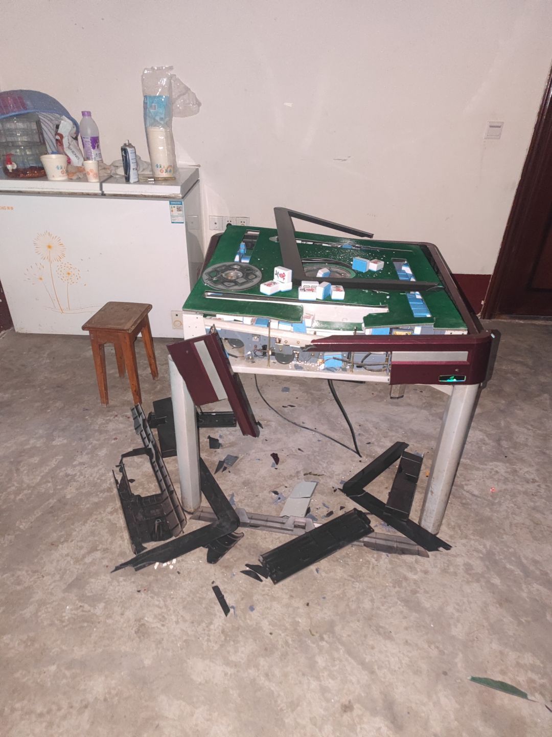 就因为大过年的 因为打牌我爸妈在家打了一架 所以我也把家里麻将机给