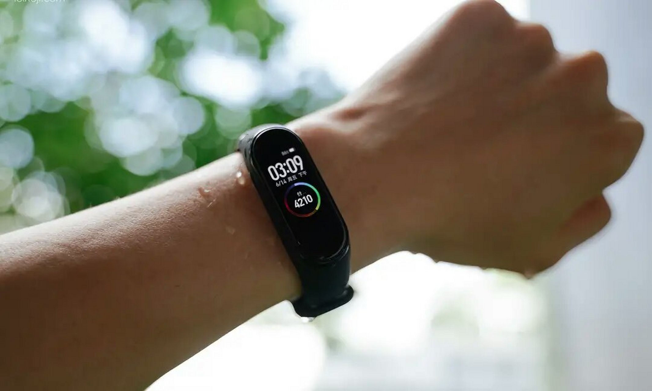 揭秘科技国潮# 小米手环4nfc版  戴在手上的智能手环,也是雷科技奔