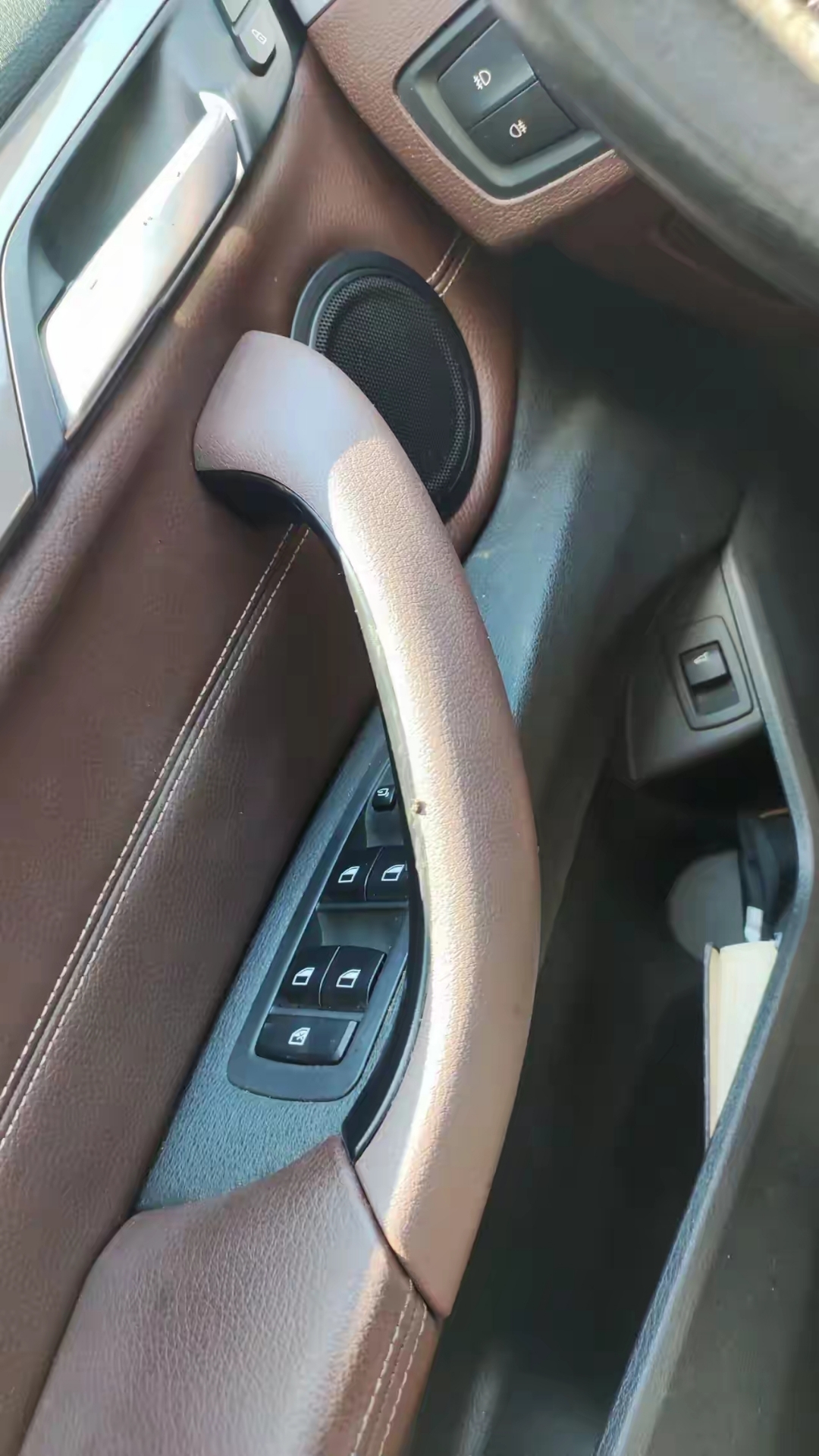 这是才开了三年的车,车门内把手就脱皮成这幅模样了