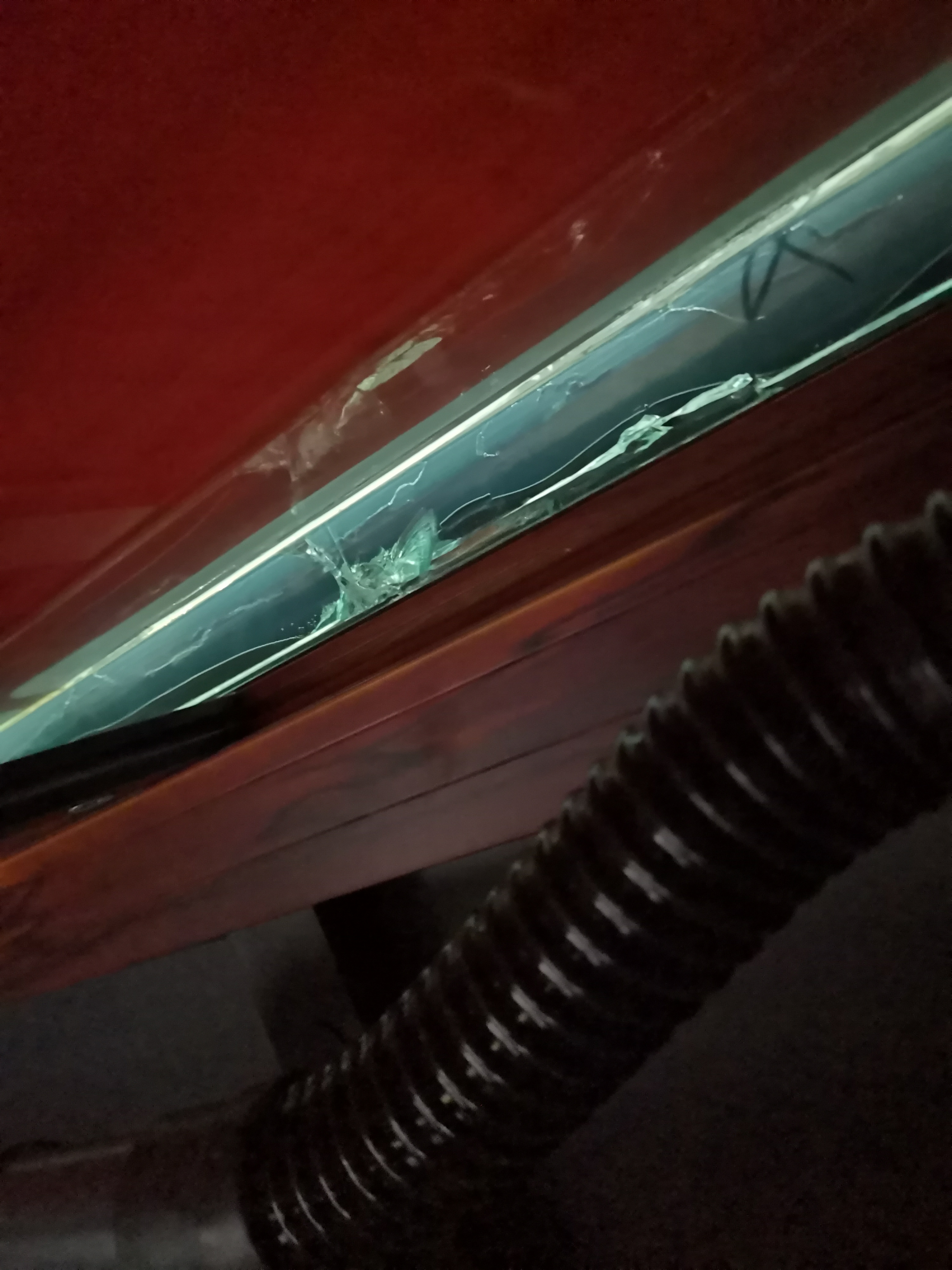 鱼缸磕破了,这个怎么办?