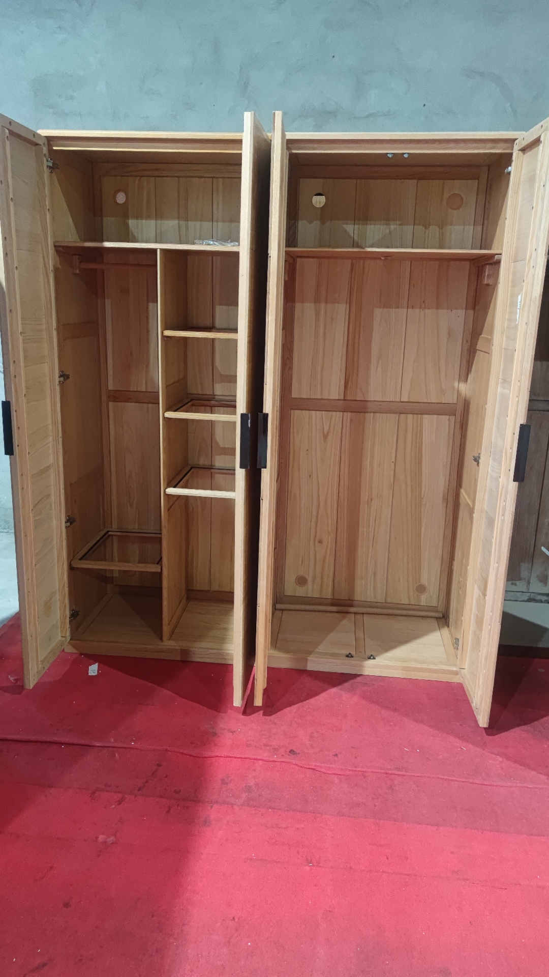 木质的衣柜,给人一种温馨的感觉,仿佛可以闻到树木的清香