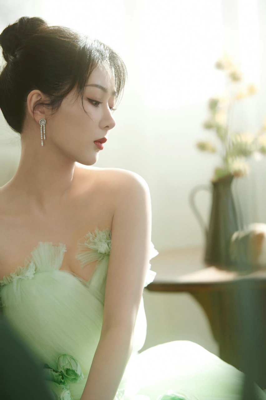 杨紫最新动态来啦 化身春天里的公主,一袭绿色抹胸纱裙,水见的都不得
