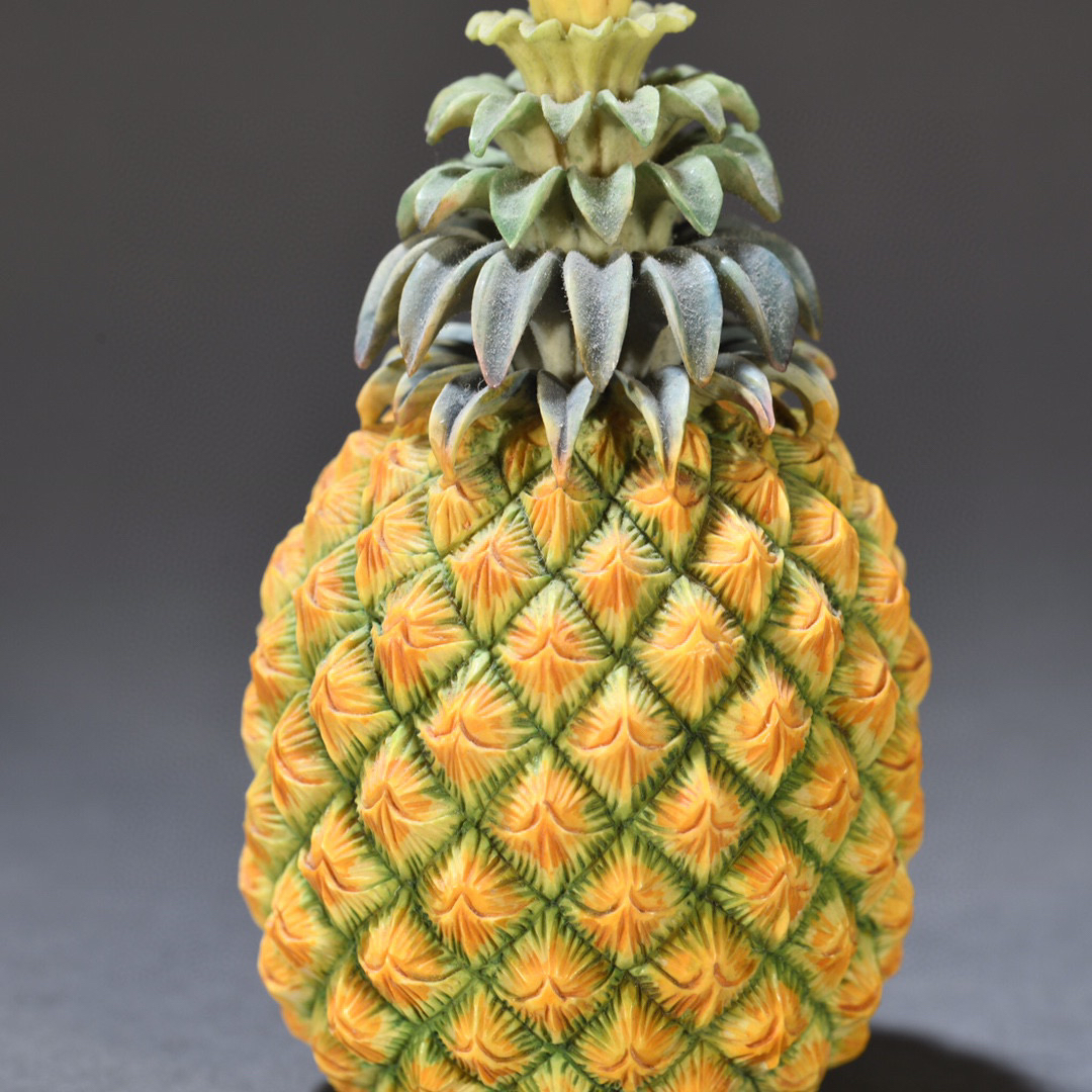 5cm宽 × 251g重  这款老牙雕彩仿生菠萝摆件,仿佛是大自然的鬼斧神工