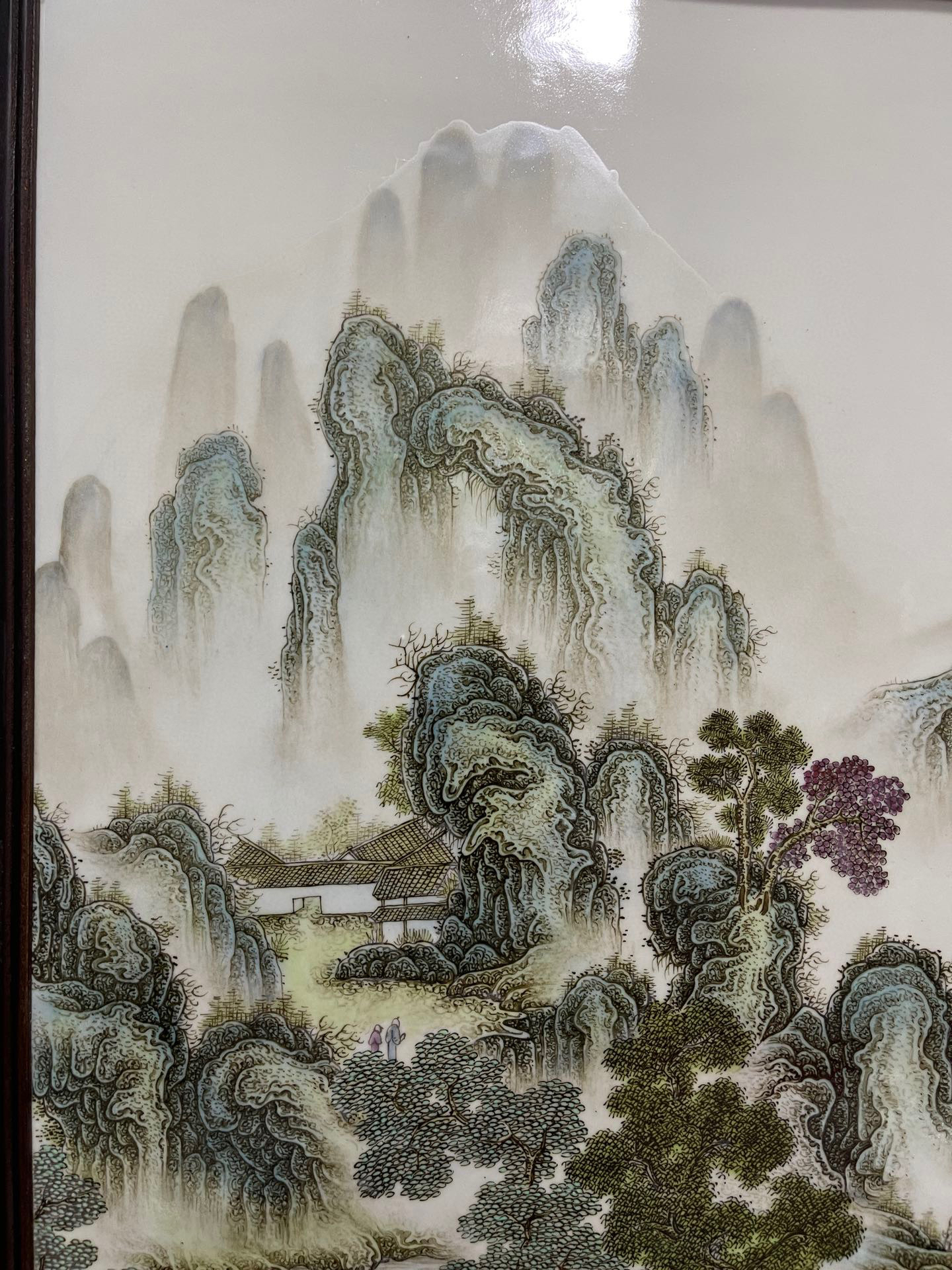 张志汤粉彩山水瓷板画,画工精湛老练,色彩古拙,韵味十足,用笔老辣