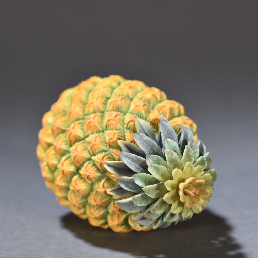 5cm宽 × 251g重  这款老牙雕彩仿生菠萝摆件,仿佛是大自然的鬼斧神工