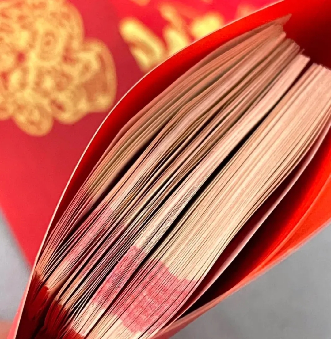 女儿第一次去男友家,给男友爷爷奶奶每人400元红包