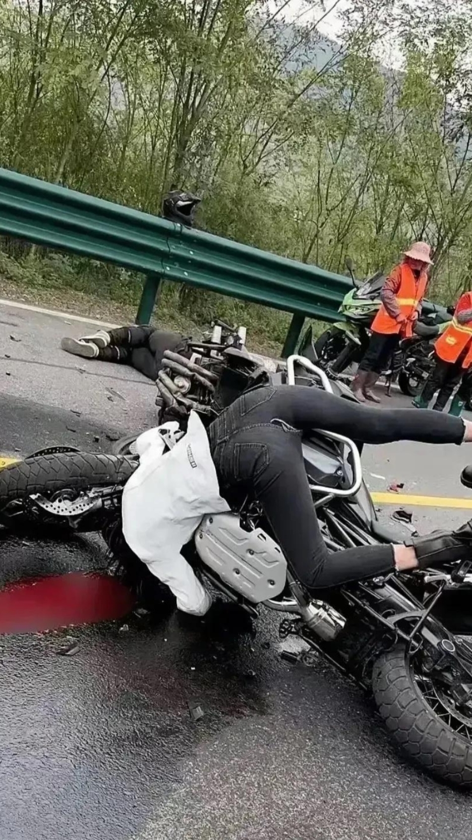 却胆敢骑着重型摩托摩托车事故女摩托车手死亡照片机车女孩死亡北京