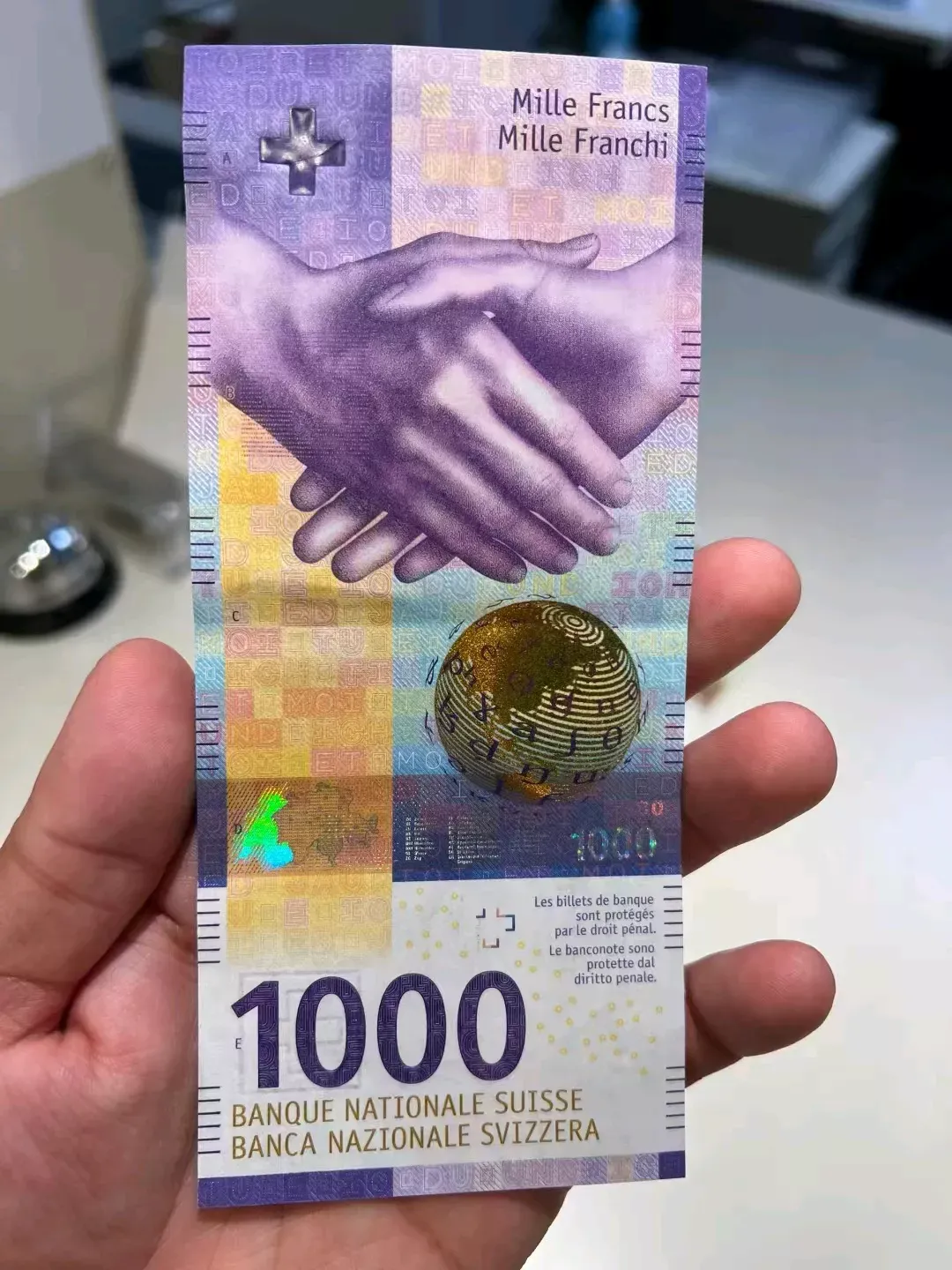 下午带女儿去吃汉堡,旁边站着个小男孩,手里拿着一张钱,眼泪汪汪的说