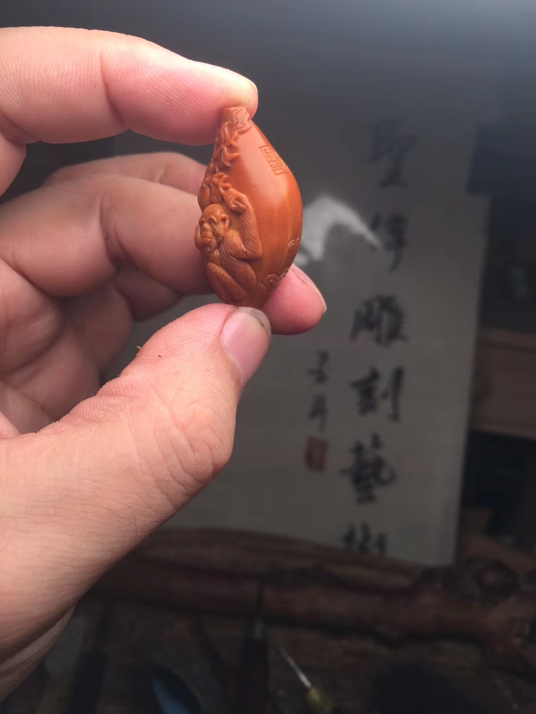 核雕守艺人曾圣伟:纯手工橄榄核雕刻《灵猴献寿》