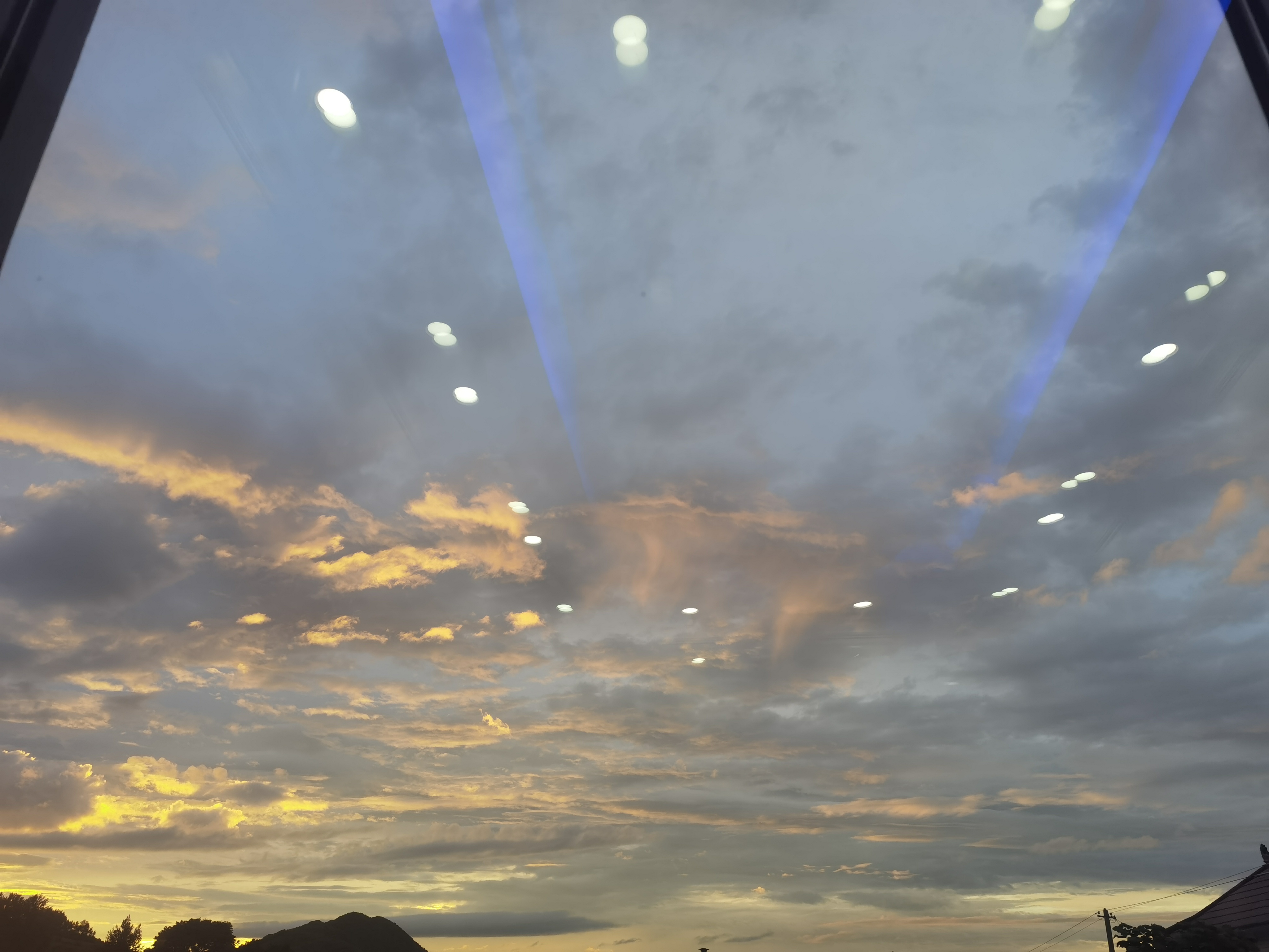 夕阳下的天空,云朵被晚霞染上了色,美得让人心醉.