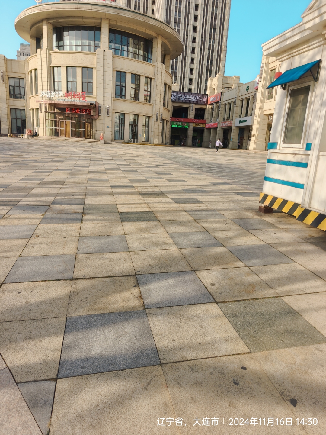 风一样奔向舞蹈教室,顺便给老师和小朋友带了告别礼物