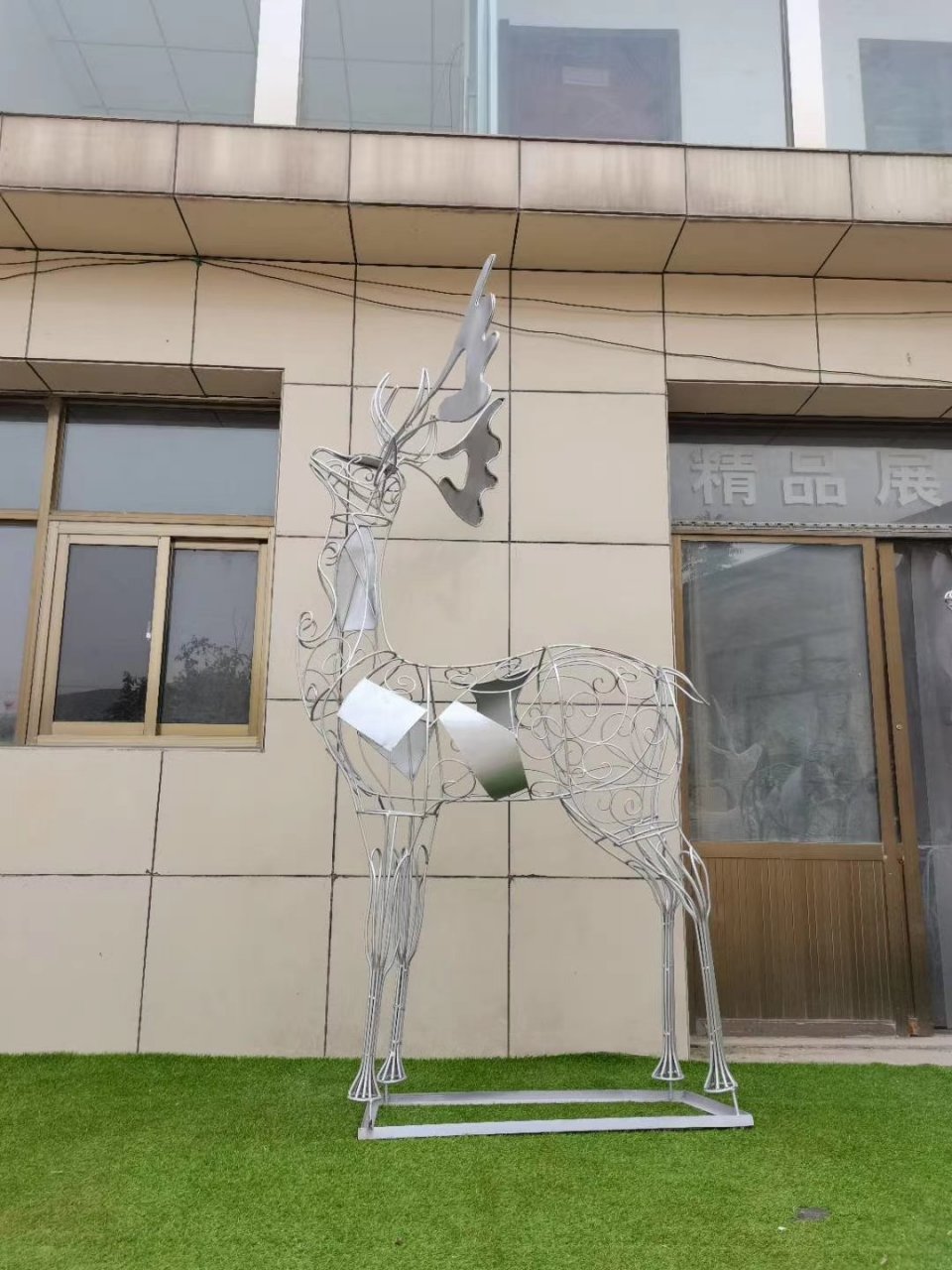 室外景观小品很多时候特指公共艺术品.