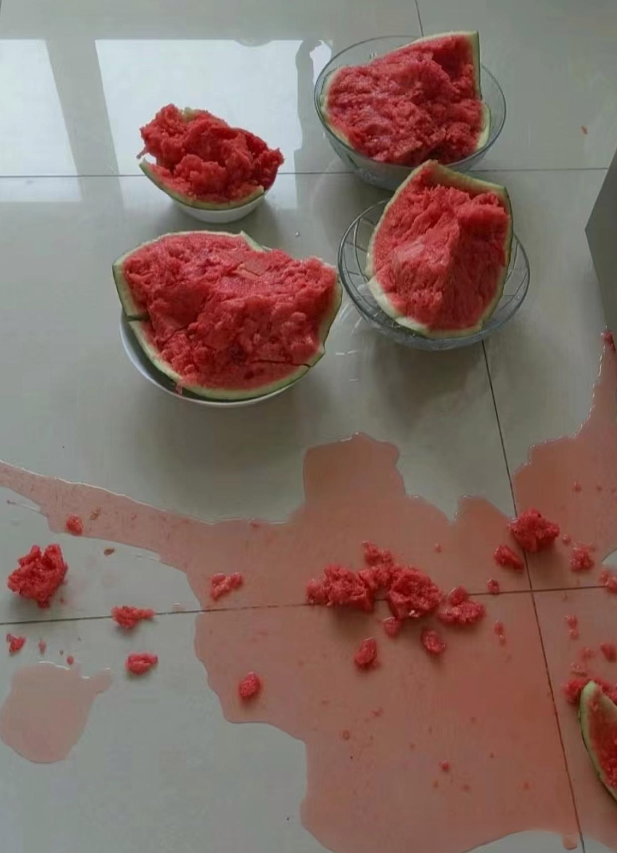 一个西瓜,回家准备切的时候,手一滑掉到了地上,真的是把我心疼坏了啊