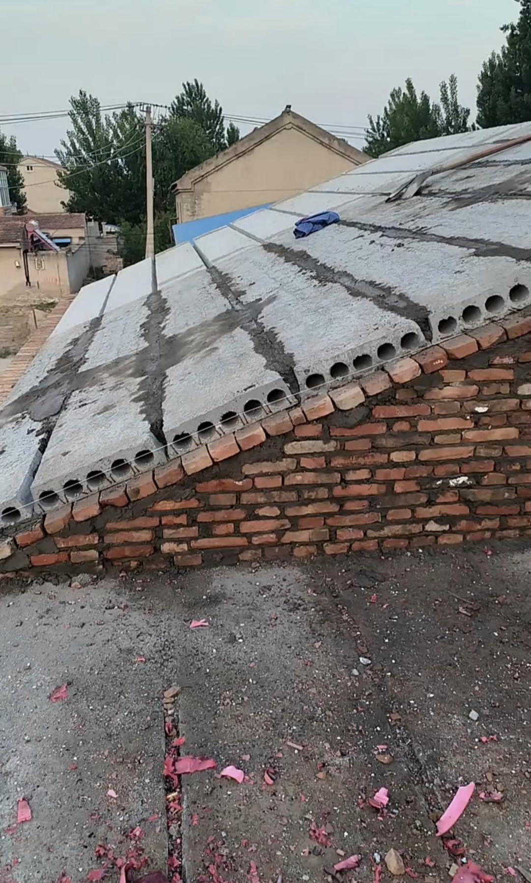 邻居家里盖新房,房顶没有用混凝土浇筑,而是用的已经很少见到的预制板