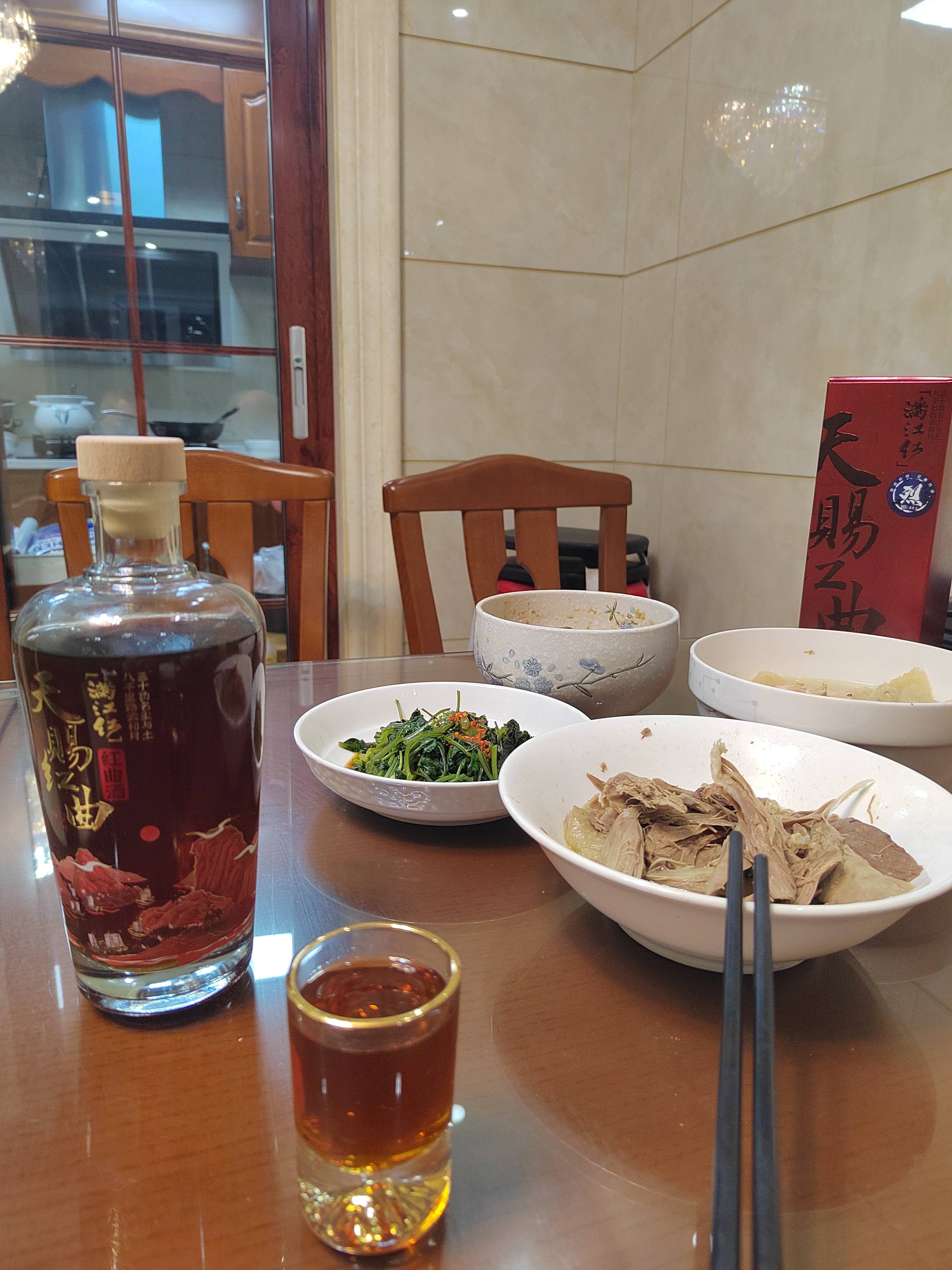 家里喝酒照片真实图片