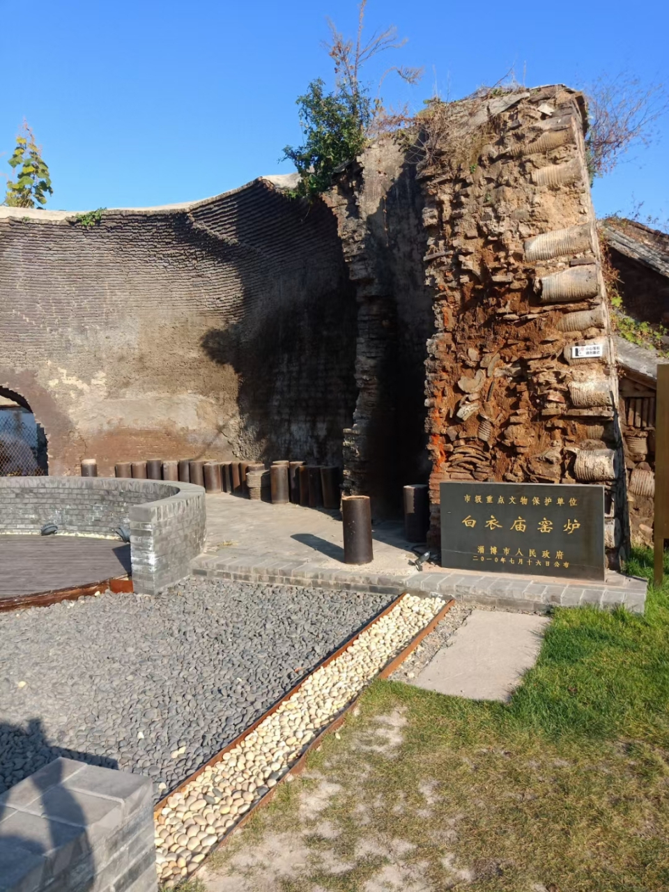 "白石洞"国家名胜风景区,小而精致,历史悠久,维护地非常好.