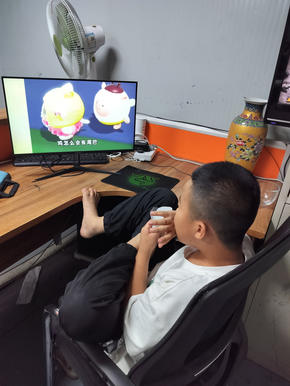 办公室来了个小男孩,看电脑,玩游戏. 我问他:你长大了找老婆吗?