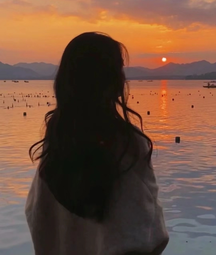 我就此瘫倒在床上,整整八天的时间,没吃一粒米,没喝一滴水.