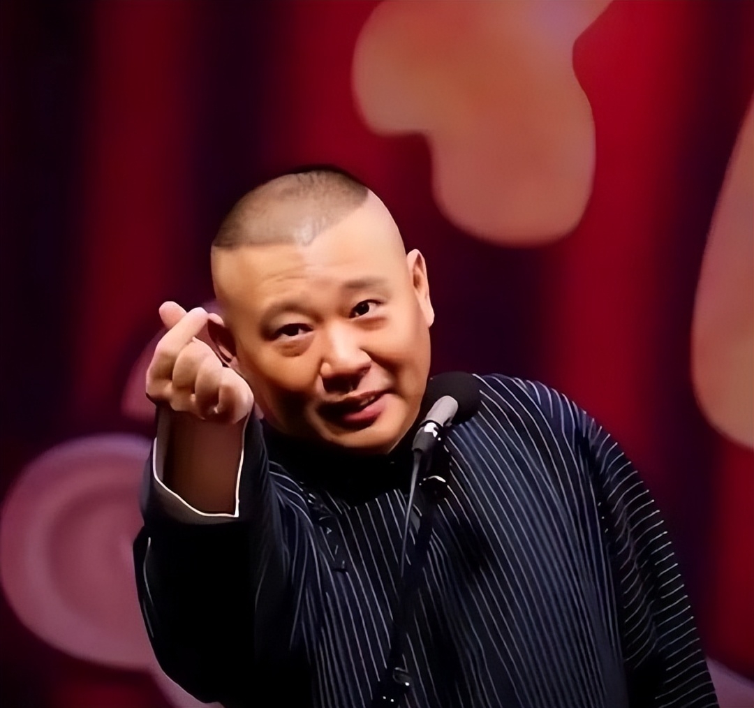 郭德纲,从"玻璃笼"到万吨邮轮,他用二十年把冷眼熬成了掌声!