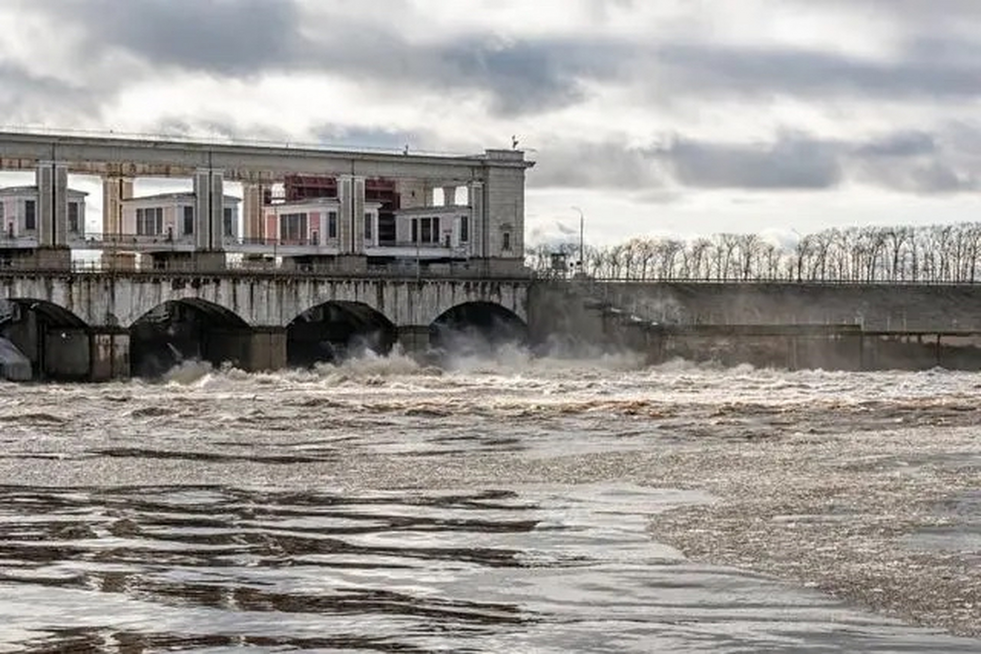 会下象棋的都知道,某些时候,不得不丢卒保车,哪怕心有不舍.