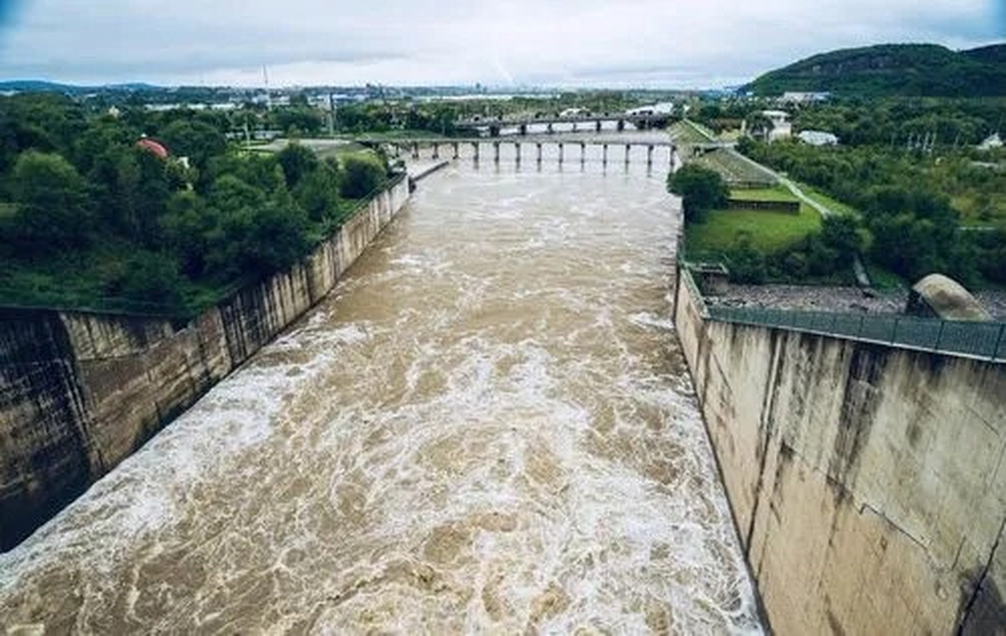 会下象棋的都知道,某些时候,不得不丢卒保车,哪怕心有不舍.