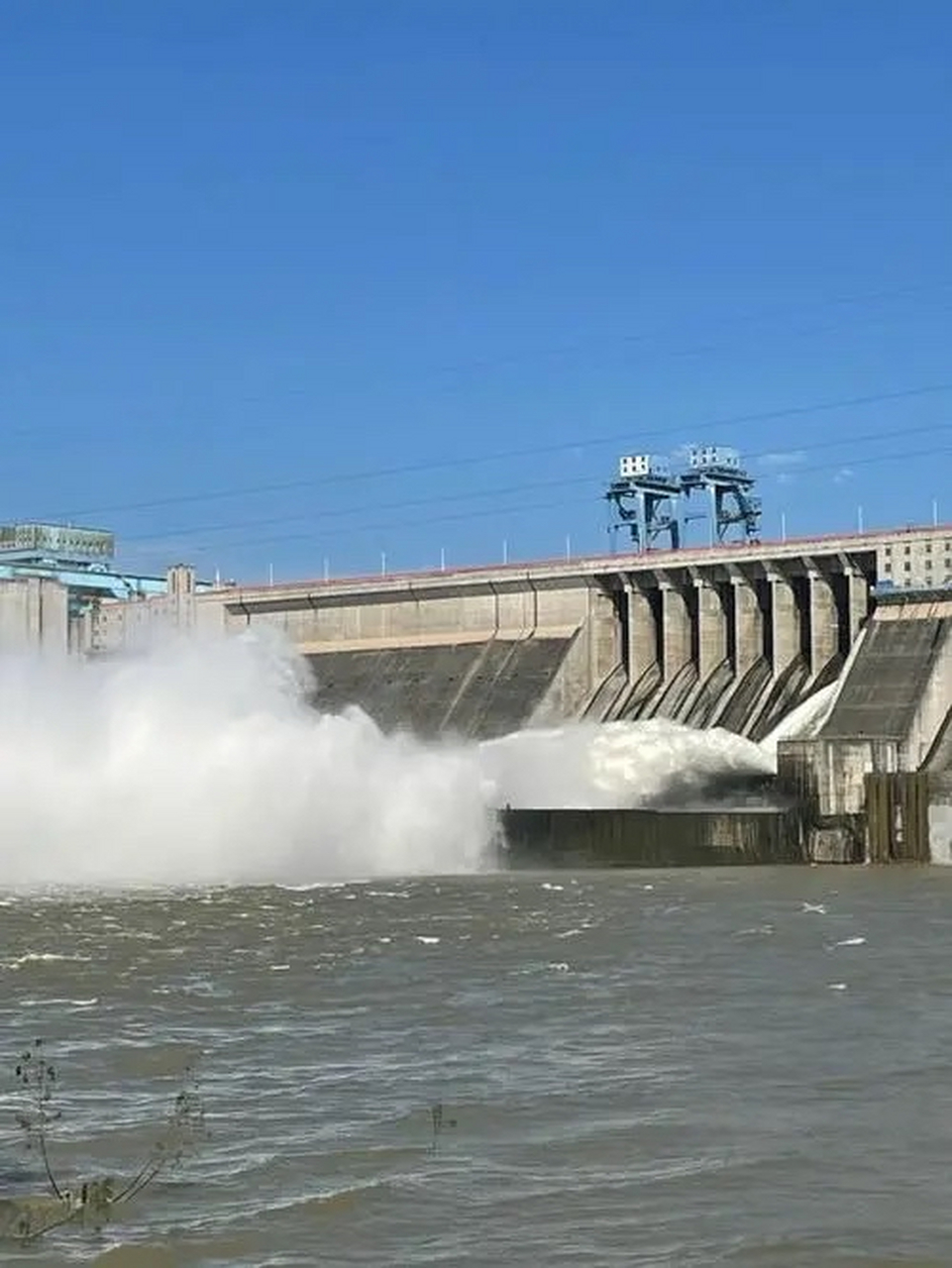 会下象棋的都知道,某些时候,不得不丢卒保车,哪怕心有不舍.