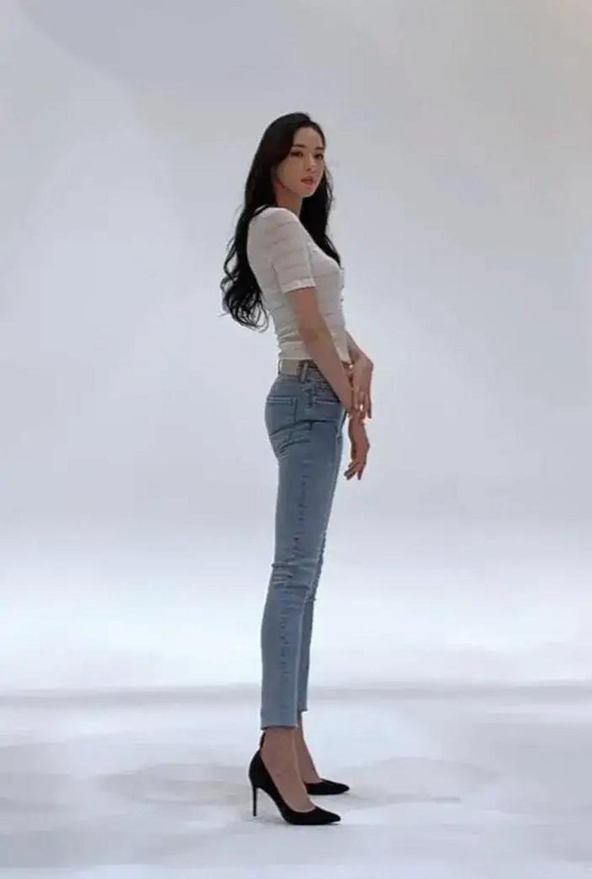 韩国腿精李多喜的几套穿搭 简单的牛仔裤t恤衫展露出完美的身材曲线