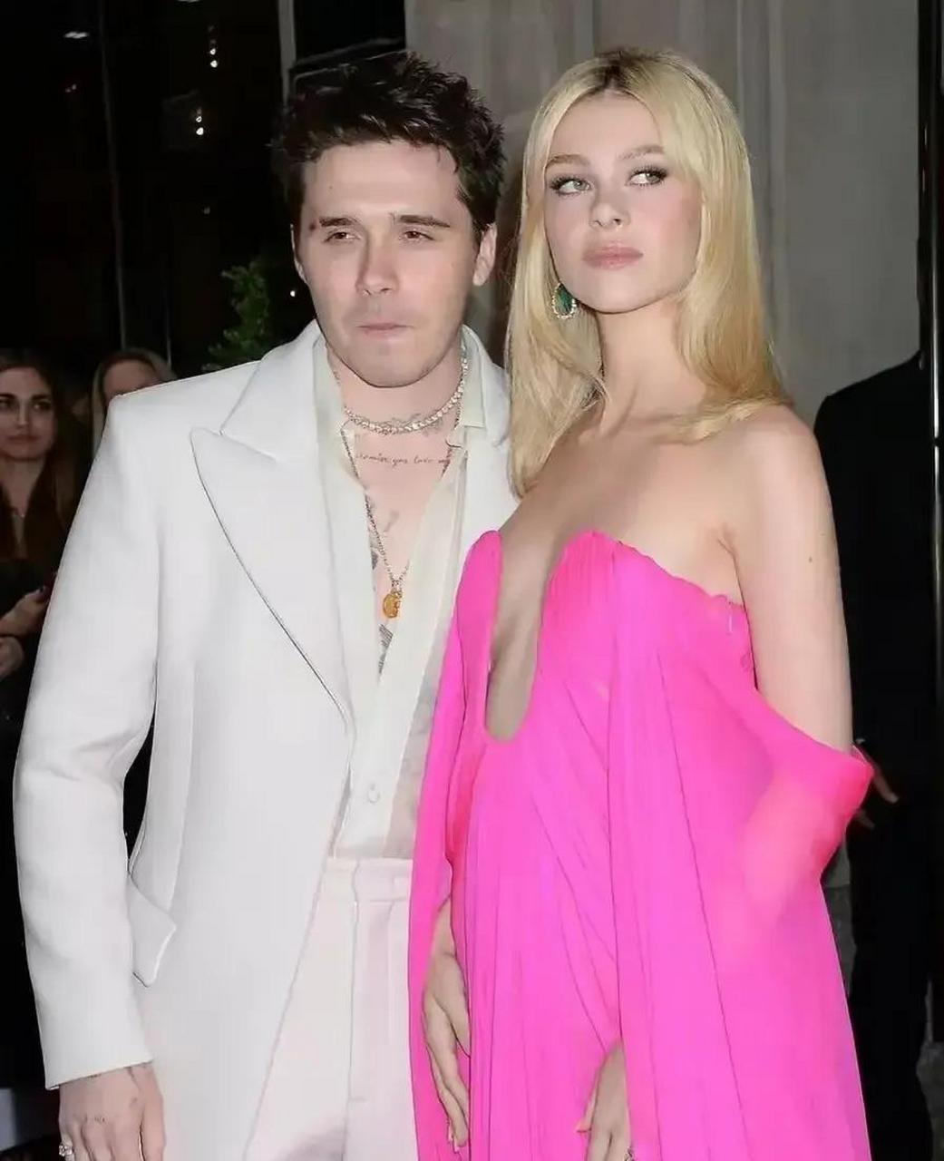 贝克汉姆的儿媳妮可拉·佩尔茨一袭水红色纱裙亮相2022年met gala